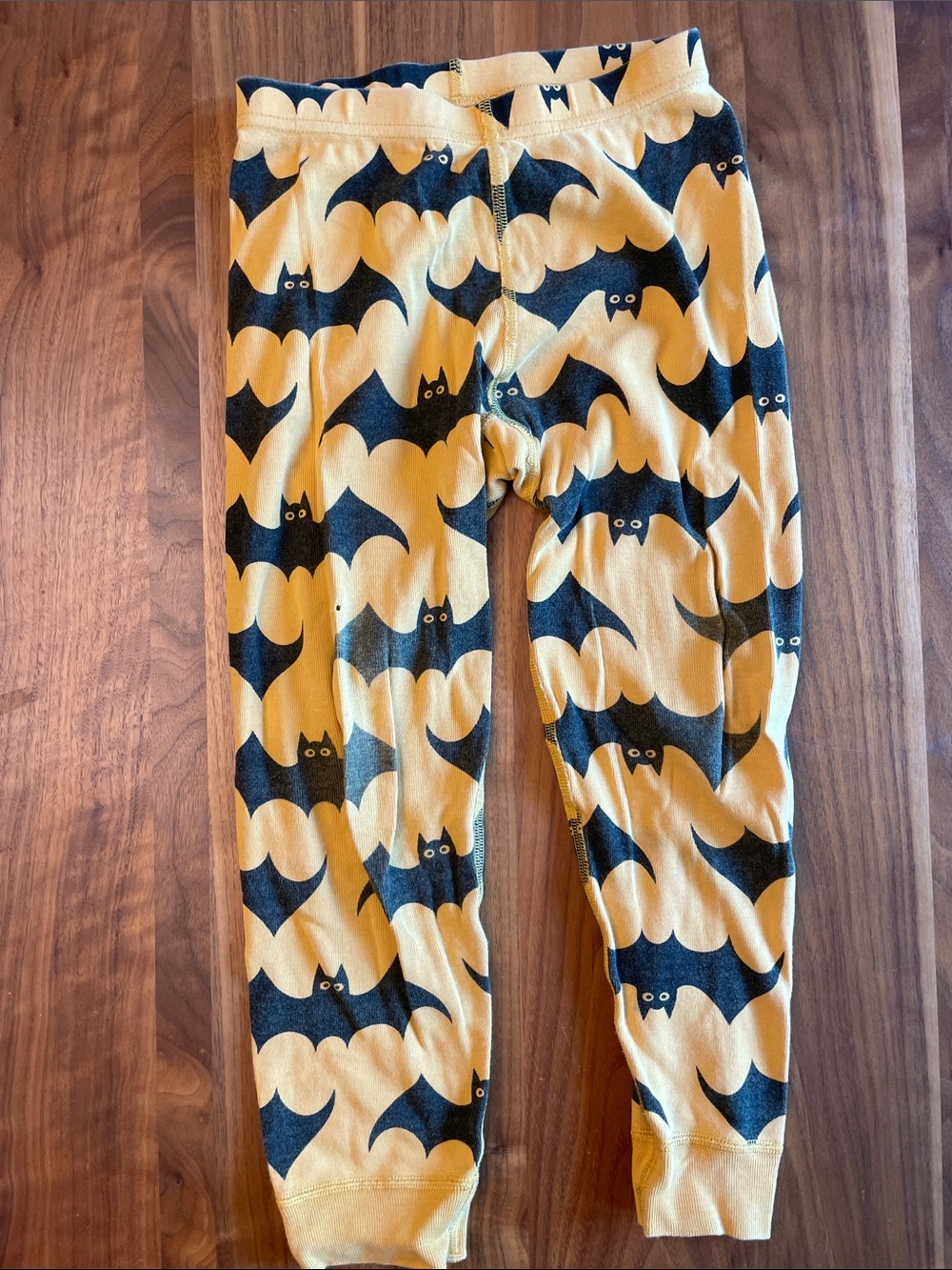 Hanna Andersson Yellow and Black Bat Print Pajama Set - Picture 4 of 7